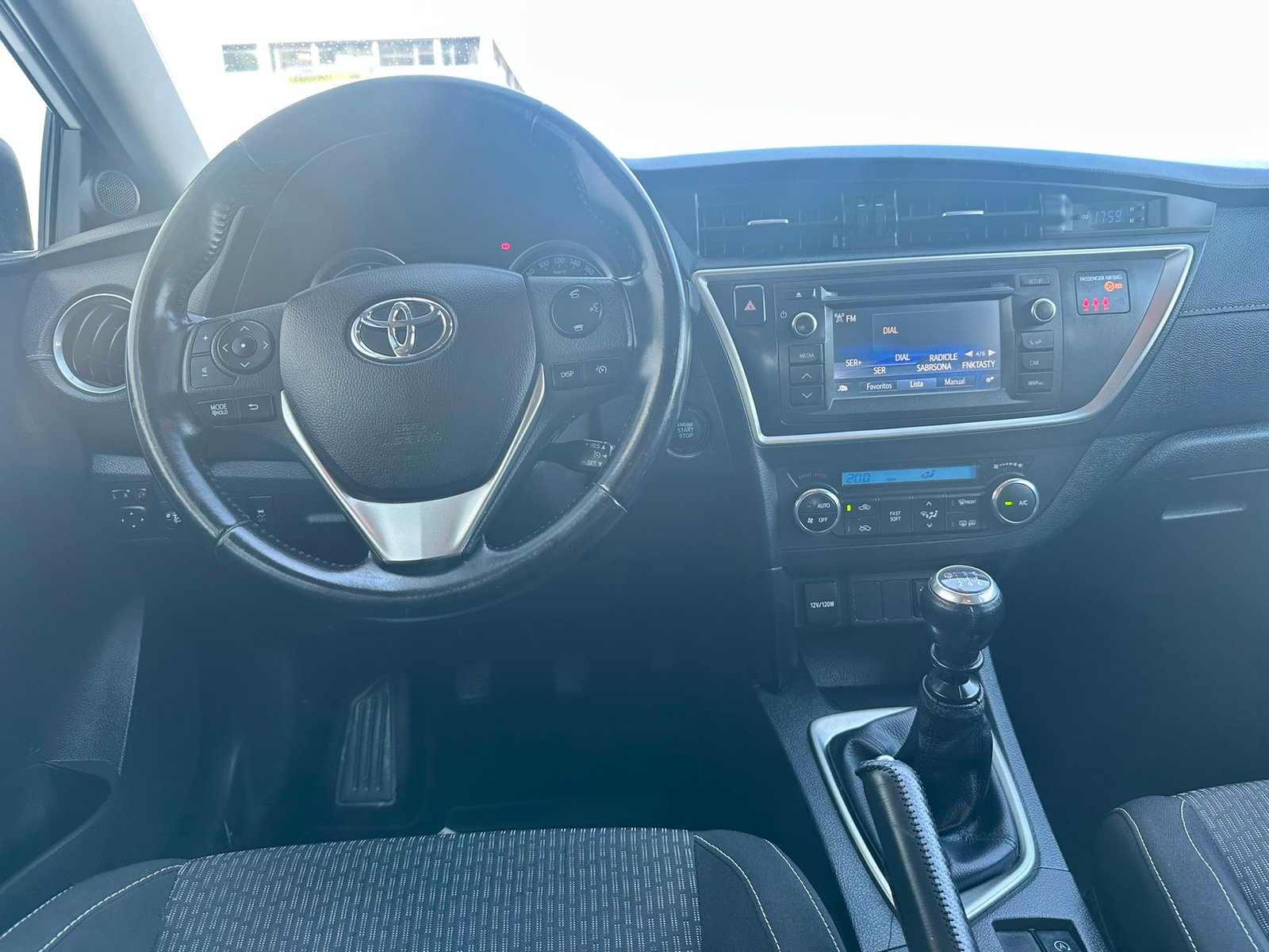 
								Toyota Auris 2015 full									