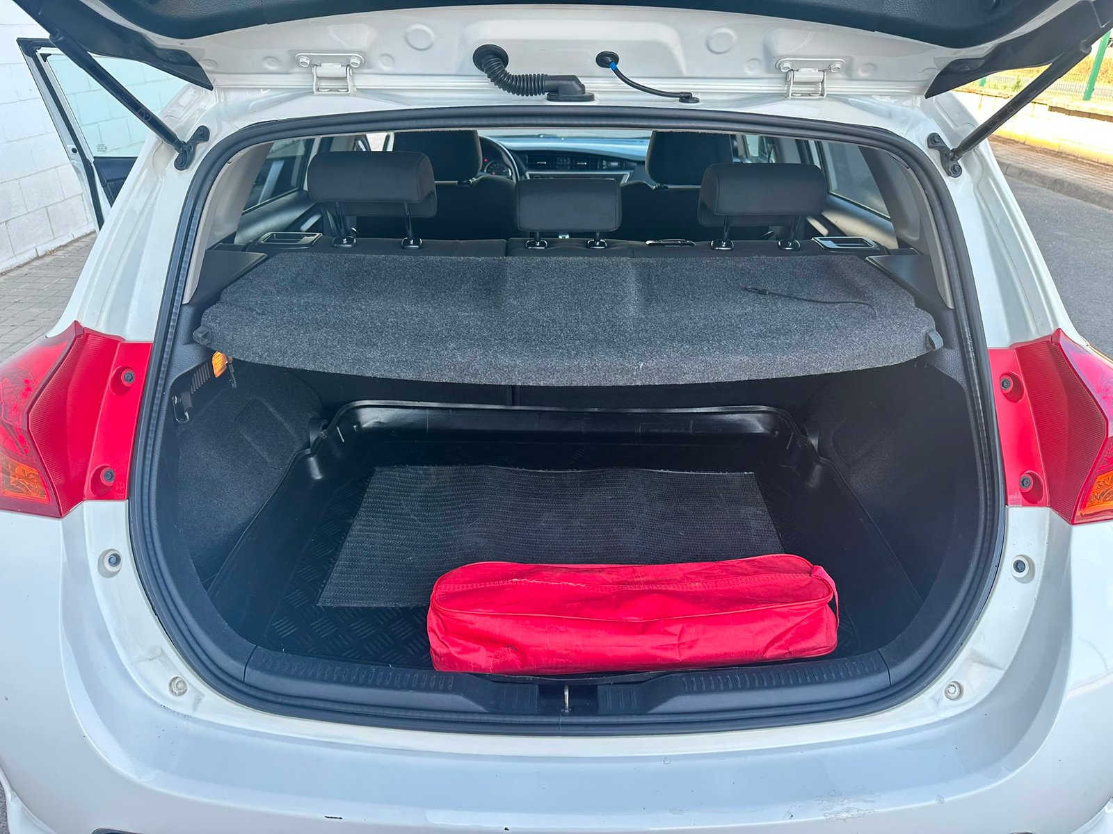 
								Toyota Auris 2015 full									