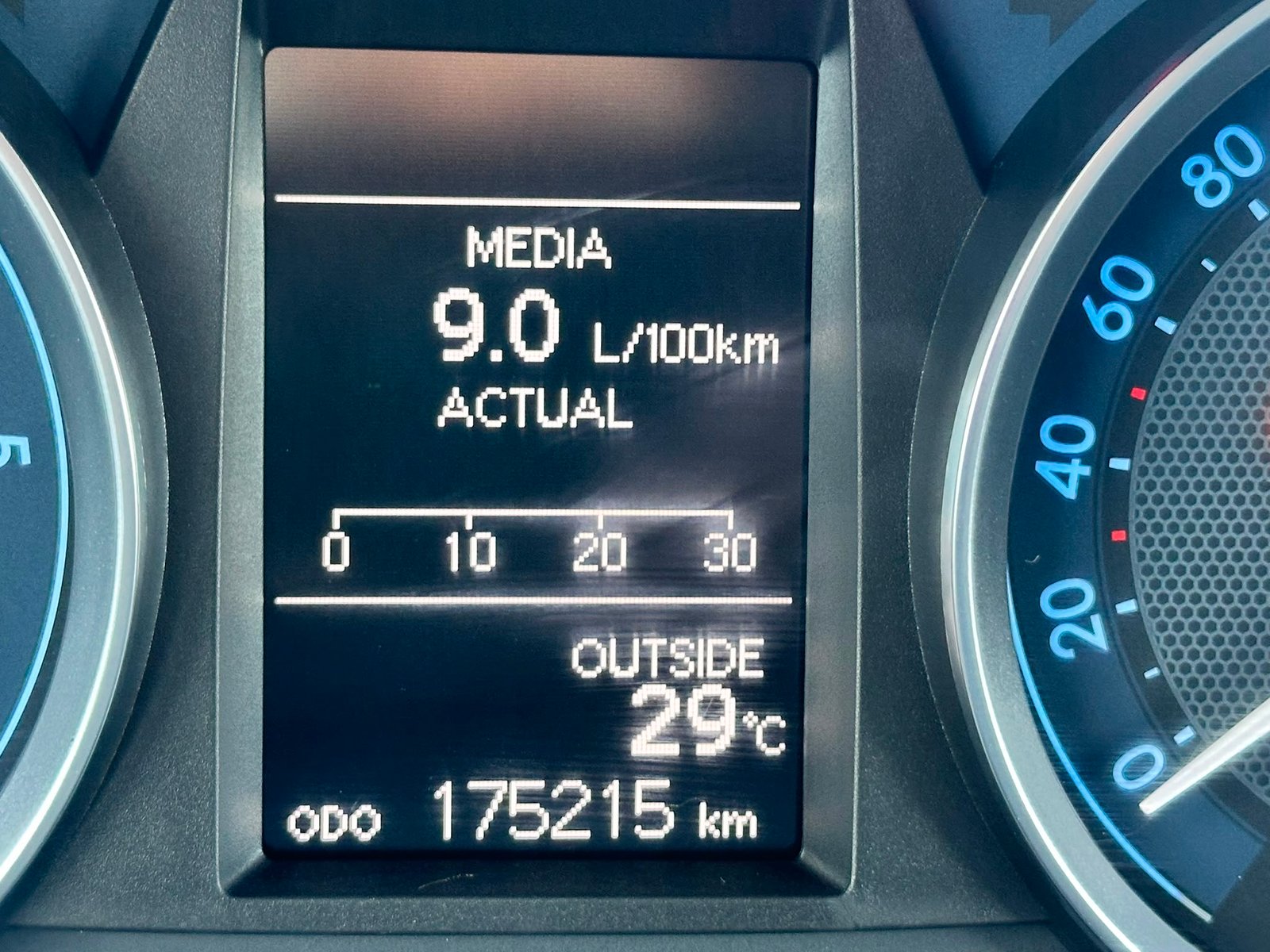
								Toyota Auris 2015 full									