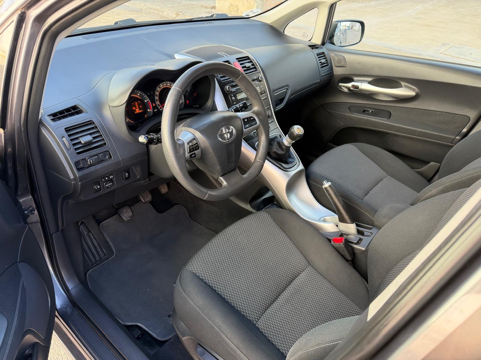 
								Toyota Auris 2011 full									