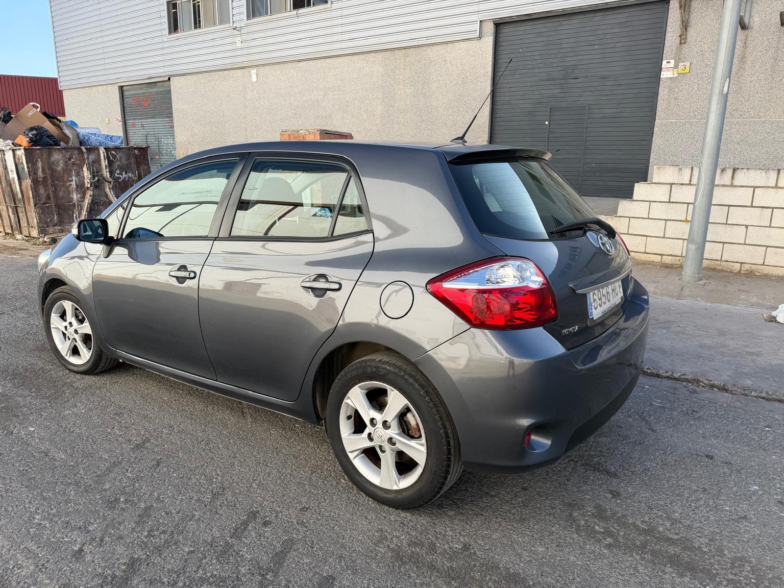 
								Toyota Auris 2011 full									